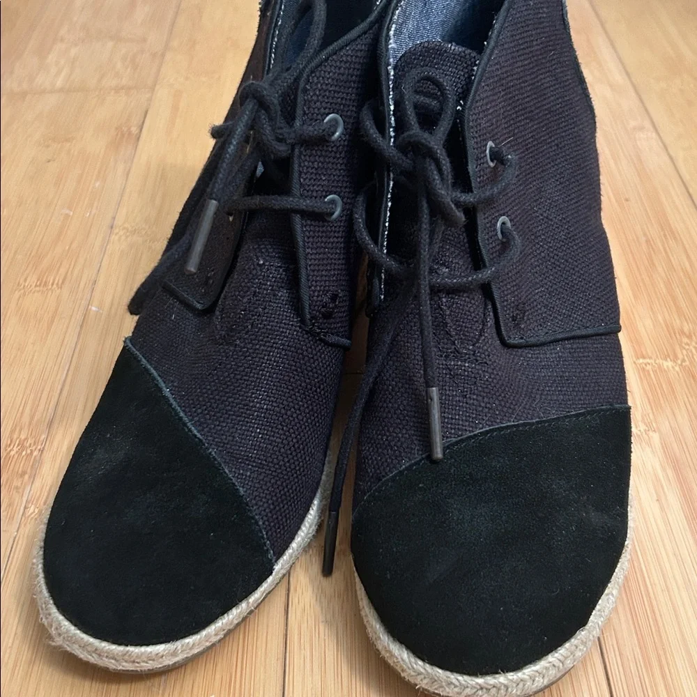 Toms Desert Wedge Ankle Boots Black and Burlap size women’s 8.5